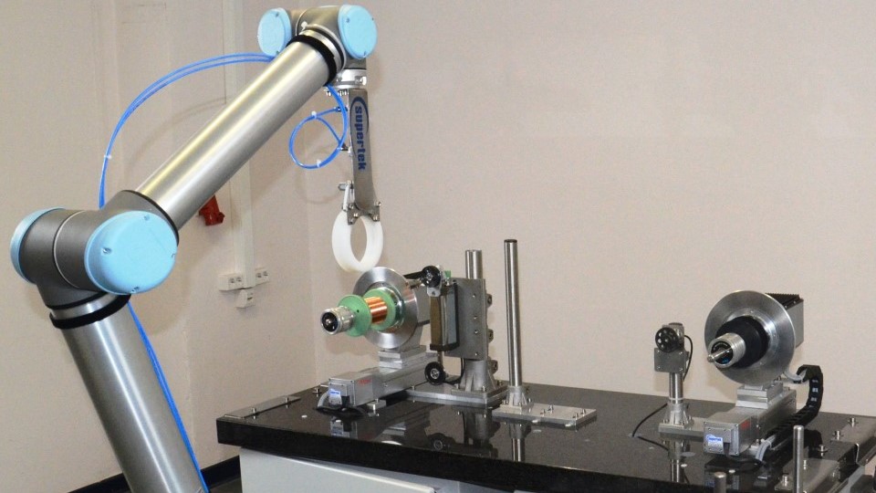 Collaborating robot with a respool machine